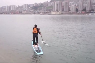 Rút ngắn thời gian đi làm từ 1 tiếng xuống 6 phút nhờ chèo ván qua sông