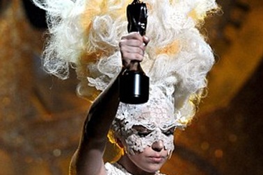 Lady Gaga thắng lớn tại lễ trao giải Brit Awards 2010
