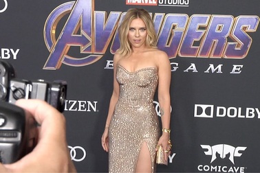 Scarlett Johansson diện váy bốc lửa