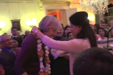 Thủ tướng Anh chân trần, mặc trang phục Ấn Độ