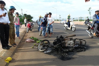 Xe máy bốc cháy trơ khung trên tỉnh lộ 8