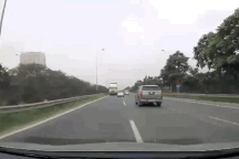 Kinh hoàng xe công-ten-nơ đi ngược chiều trên đại lộ Thăng Long