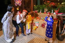 Xuân Bắc thích thú chụp ảnh với không gian trung thu xưa giữa Hà Nội