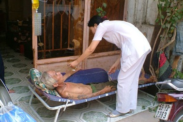 Quà nhân ái giúp ông Huỳnh Văn Hạnh được chăm sóc y tế