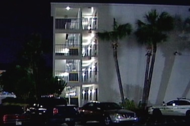 Bé gái rơi từ ban công tầng 4 sống sót kỳ diệu 