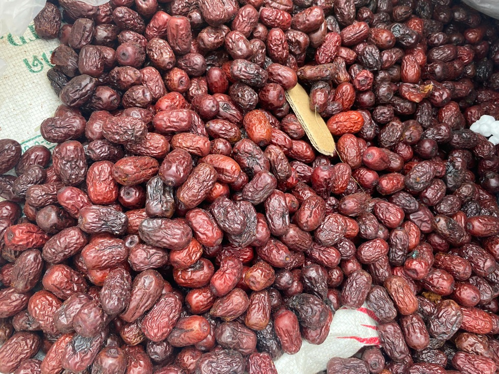 Bãi rác ở La Phù chất đống bánh kẹo nhãn hiệu lạ, thực phẩm hết hạn - 3 Bãi rác ở La Phù chất đống bánh kẹo nhãn hiệu lạ, thực phẩm hết hạn - 3