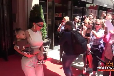 Kylie Jenner bế con ra phố