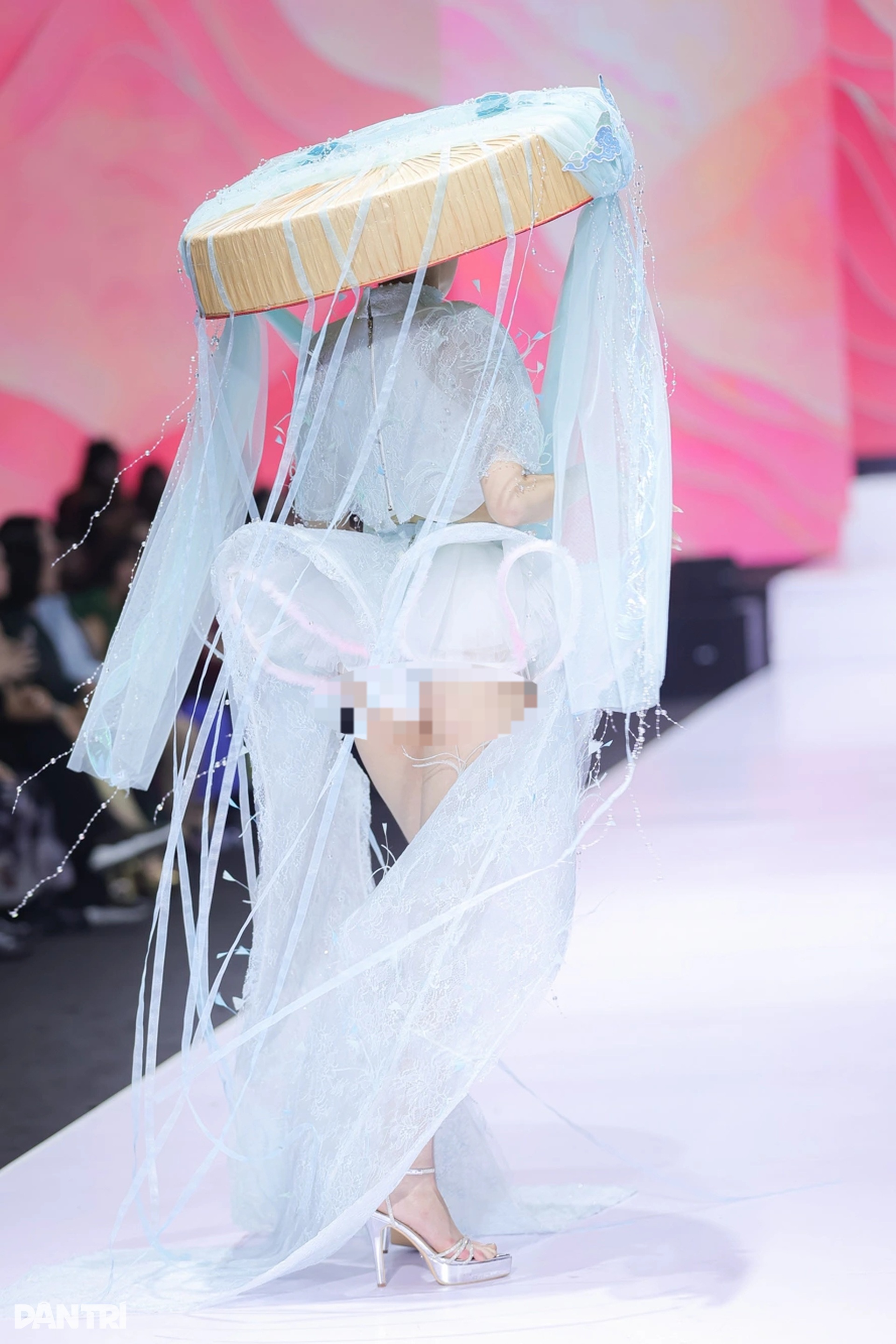 Á hậu Trái đất Trịnh Mỹ Anh gây “choáng” khi khoe vòng 3 trên sàn catwalk - 3 Á hậu Trái đất Trịnh Mỹ Anh gây “choáng” khi khoe vòng 3 trên sàn catwalk - 3