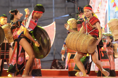 Người dân phố biển Quy Nhơn đắm say trong âm vang cồng chiêng