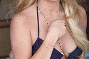 Lindsay Lohan tổ chức tiệc mừng sinh nhật trên bãi biển