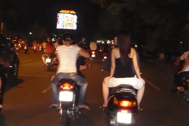 Nhiều người còn “quên” đội mũ bảo hiểm khi đi xe máy