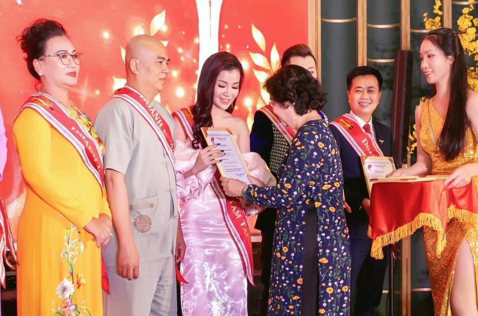 Doanh nhân Xuân Thanh nhận cúp vinh danh Bông Hồng Vàng Asean - 1 Doanh nhân Xuân Thanh nhận cúp vinh danh Bông Hồng Vàng Asean - 1