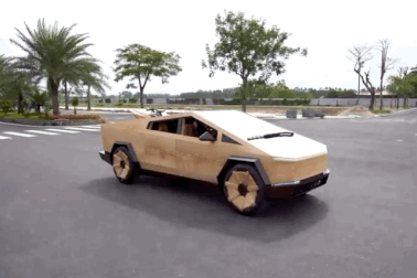 Tesla Cybertruck "xịn" chưa xuất xưởng đã có phiên bản bằng gỗ của thợ Việt