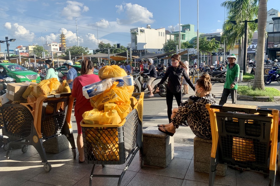 TPHCM: Trước giờ G thực hiện giãn cách, người dân chen chân mua sắm - 10 TPHCM: Trước giờ G thực hiện giãn cách, người dân chen chân mua sắm - 10