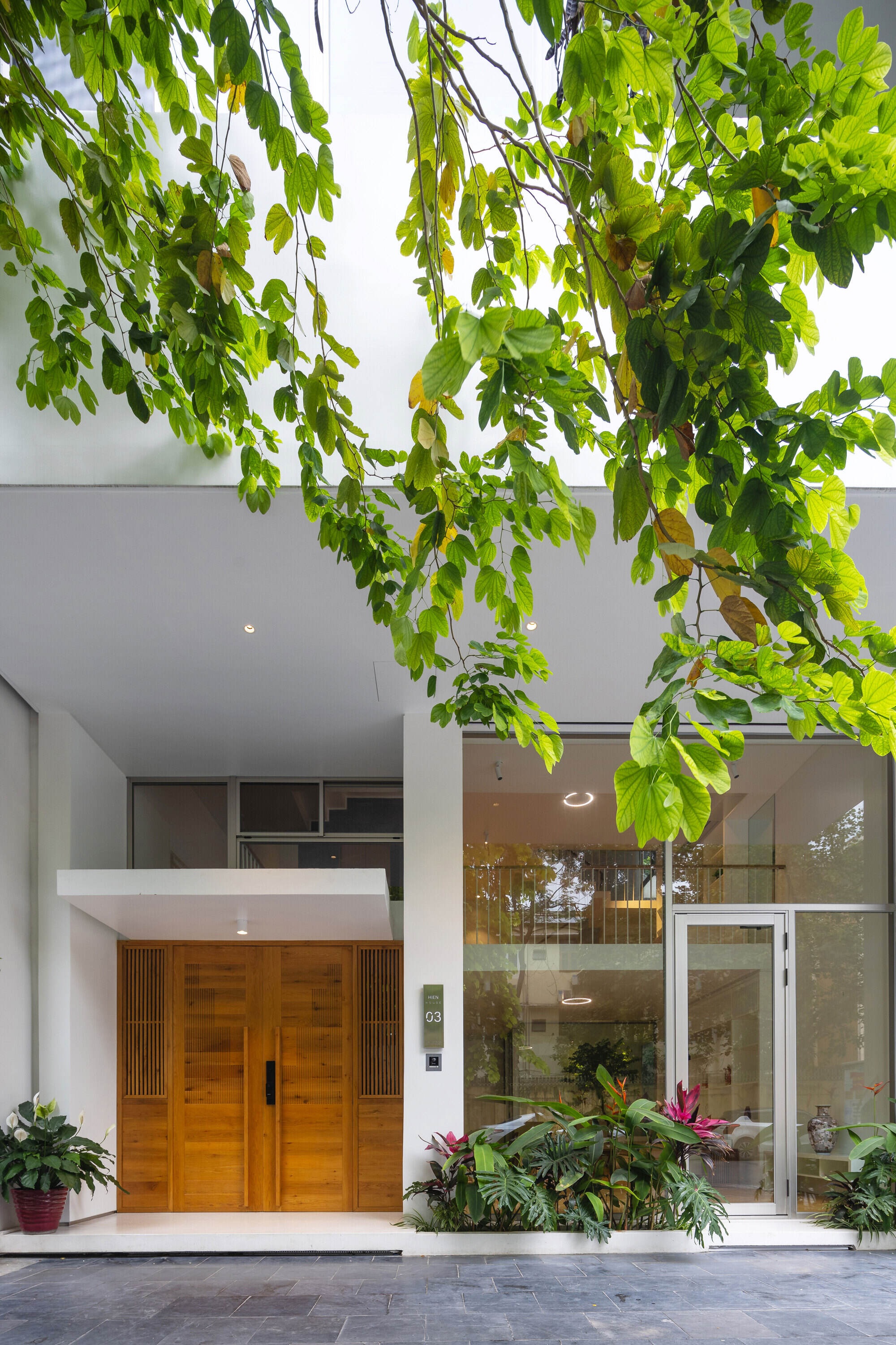 View - Nhà phố ở Quảng Ninh mát lịm ngày hè nhờ hệ ban công, bồn cây so le | Báo Dân trí