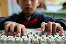 Bé gái bị bêu rếu vì chiếc vòng tay và nữ sinh hoảng loạn với trò bôi nhọ