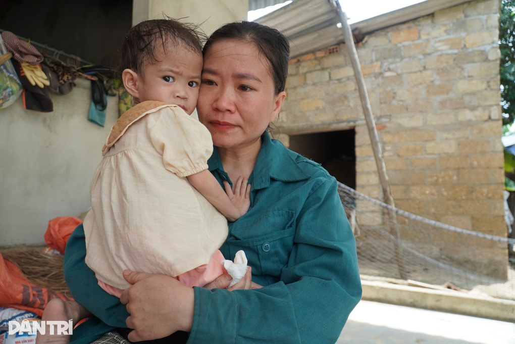 Con đầu 4 tuổi đứng không vững, con út nằm lồng kính, cha mẹ nghèo kiệt quệ - 1 Con đầu 4 tuổi đứng không vững, con út nằm lồng kính, cha mẹ nghèo kiệt quệ - 1