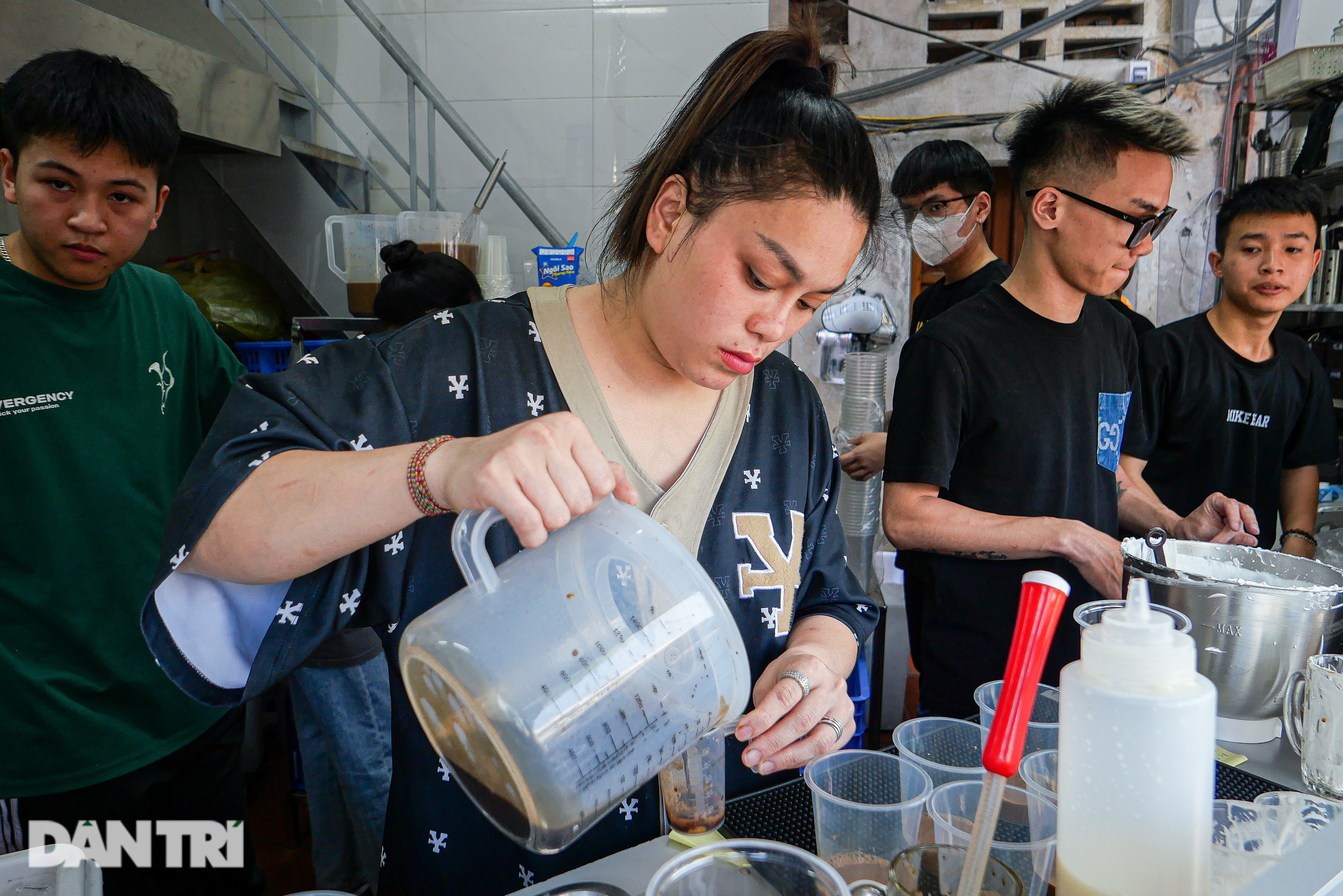 Khách đội nắng chờ nếm cà phê muối giá rẻ, chủ quán Hà Nội bán mỏi tay - 3