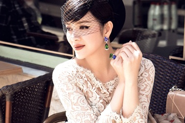 Lý Nhã Kỳ dịu dàng dạo phố ở Pháp