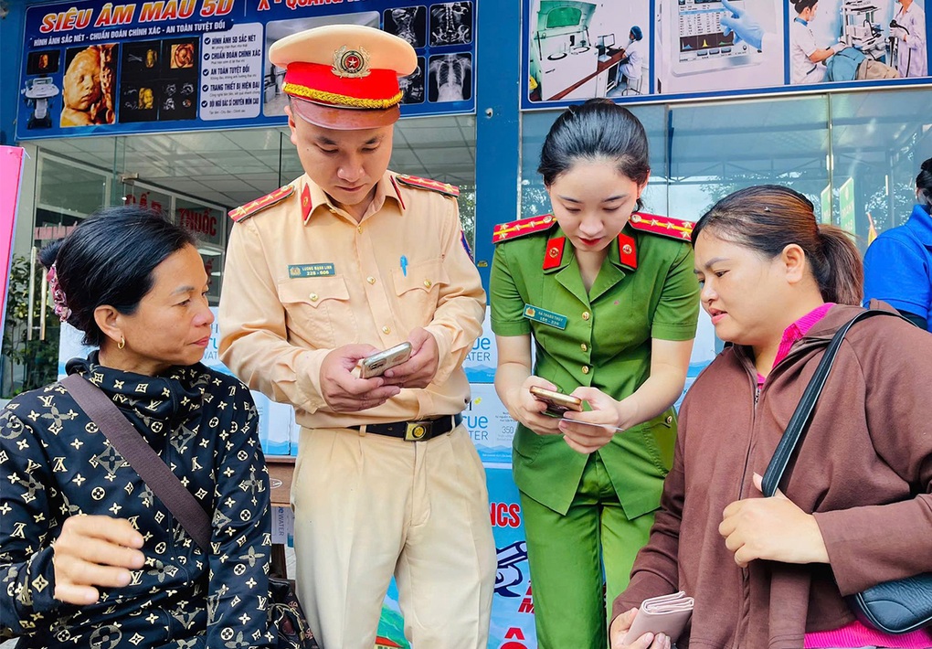 Công an vượt đồi núi tìm thí sinh, đưa phụ huynh đột quỵ vì nắng đi cấp cứu - 2