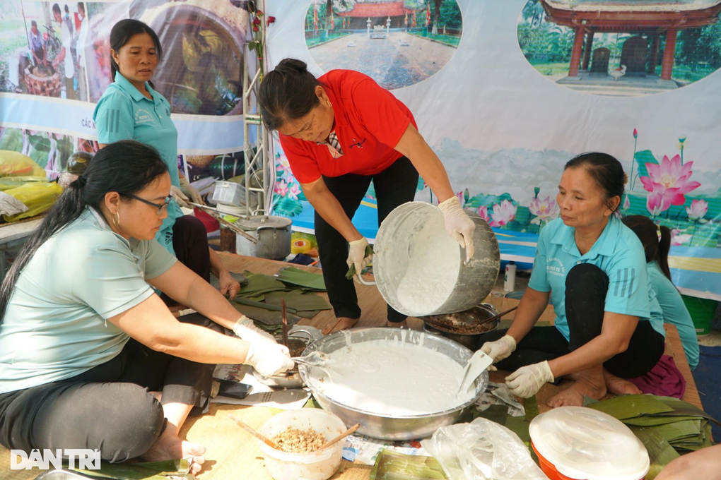 Mỏi tay gói bánh tiến vua, kiếm cả triệu đồng trong ngày lễ - 5 Mỏi tay gói bánh tiến vua, kiếm cả triệu đồng trong ngày lễ - 5