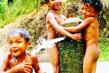 Trẻ vùng cao nô giỡn với nước sạch