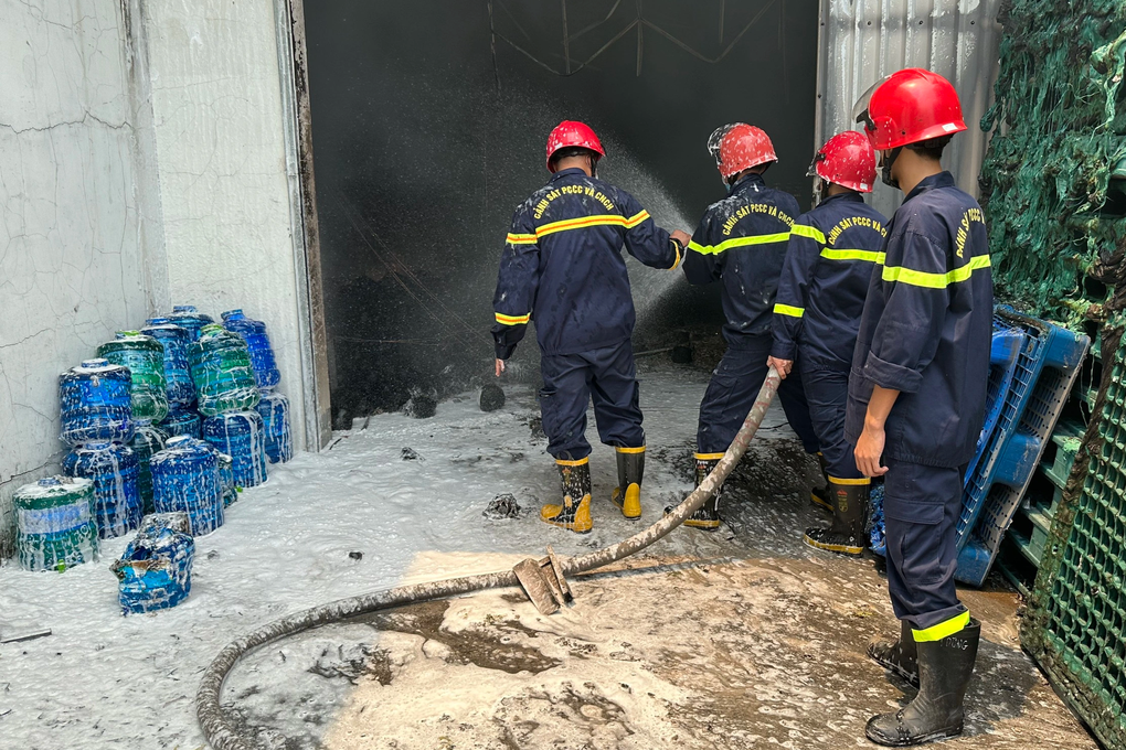 Công ty dệt may rộng gần 4.000m2 chìm trong biển lửa - 1 Công ty dệt may rộng gần 4.000m2 chìm trong biển lửa - 1