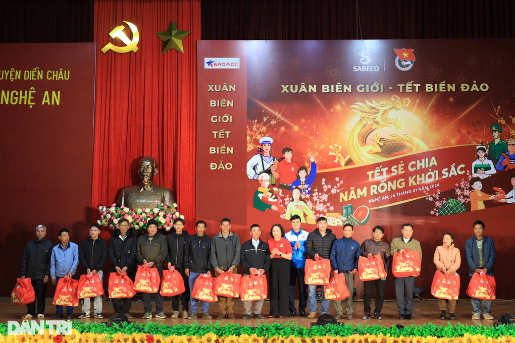 Trao quà Tết đến công nhân mất việc làm, ngư dân khó khăn - 1 Trao quà Tết đến công nhân mất việc làm, ngư dân khó khăn - 1