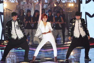 Thiều Bảo Trang nhảy bốc lửa trên sân khấu