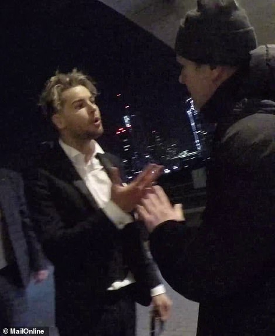 Người mẫu Chris Hughes tấn công thợ săn ảnh - 4 Người mẫu Chris Hughes tấn công thợ săn ảnh - 4