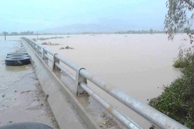 Hai người đàn ông lao xuống dòng lũ cứu sống 2 học sinh