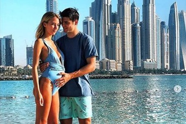 Morata cùng bà xã xinh đẹp hạnh phúc khoe bụng bầu