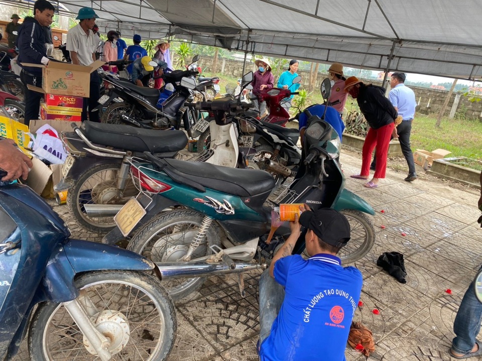 Hồi sinh hàng chục ngàn xe máy ngập nước cho bà con vùng lũ - 2 Hồi sinh hàng chục ngàn xe máy ngập nước cho bà con vùng lũ - 2