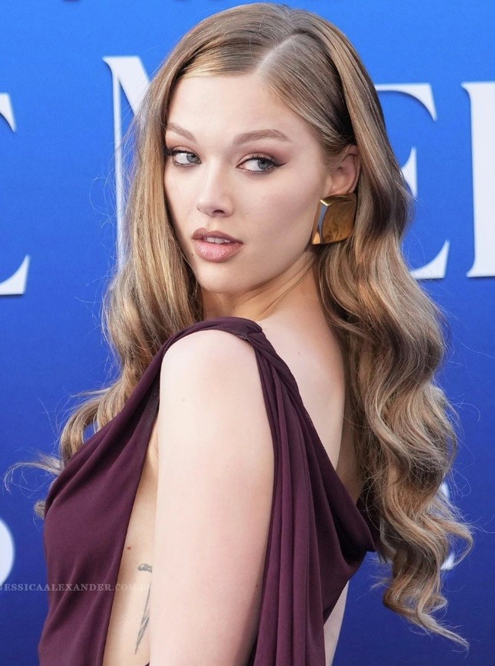 Sắc vóc gợi cảm của nữ diễn viên đẹp lu mờ nữ chính trong Nàng tiên cá - 3