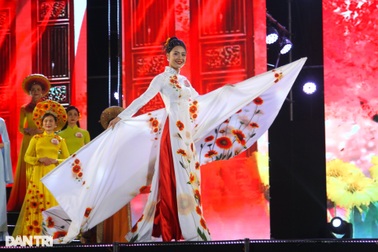 Nữ cán bộ Chi cục Thuế giành giải nhất người đẹp hoa cúc biển Cửa Lò