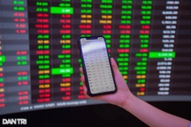 Chứng khoán ảm đạm, cổ phiếu Vingroup và LPBank là điểm sáng