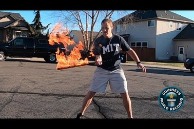 Lập kỷ lục thế giới Guinness với số lần tung hứng kiếm lửa