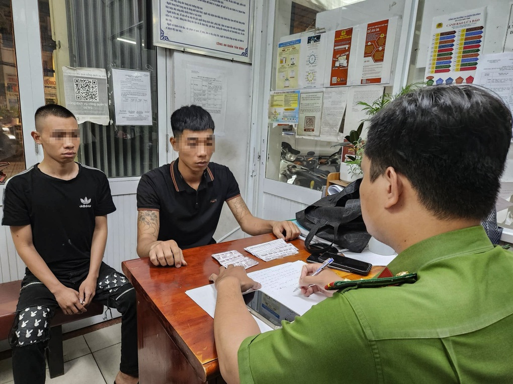 Nhiều người dán quảng cáo sai quy định ở TPHCM bị xử phạt - 1 Nhiều người dán quảng cáo sai quy định ở TPHCM bị xử phạt - 1