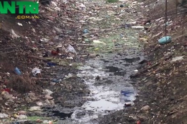 Kinh hãi kênh tưới tiêu biến thành kênh…chứa rác thải