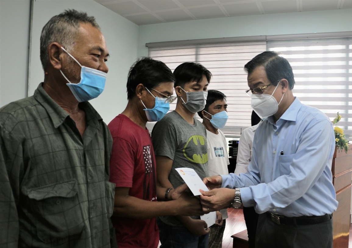 An Giang hỗ trợ tiểu thương bị thiệt hại trong vụ cháy trung tâm thương mại - 2 An Giang hỗ trợ tiểu thương bị thiệt hại trong vụ cháy trung tâm thương mại - 2