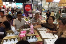 Siêu thị Auchan ngừng hoạt động, dân "đổ xô" đến gom hàng thanh lý