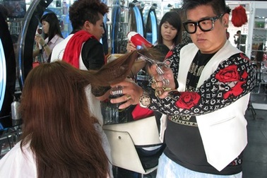 Xem “phù thủy” cắt tóc bằng 11 cái kéo cùng lúc