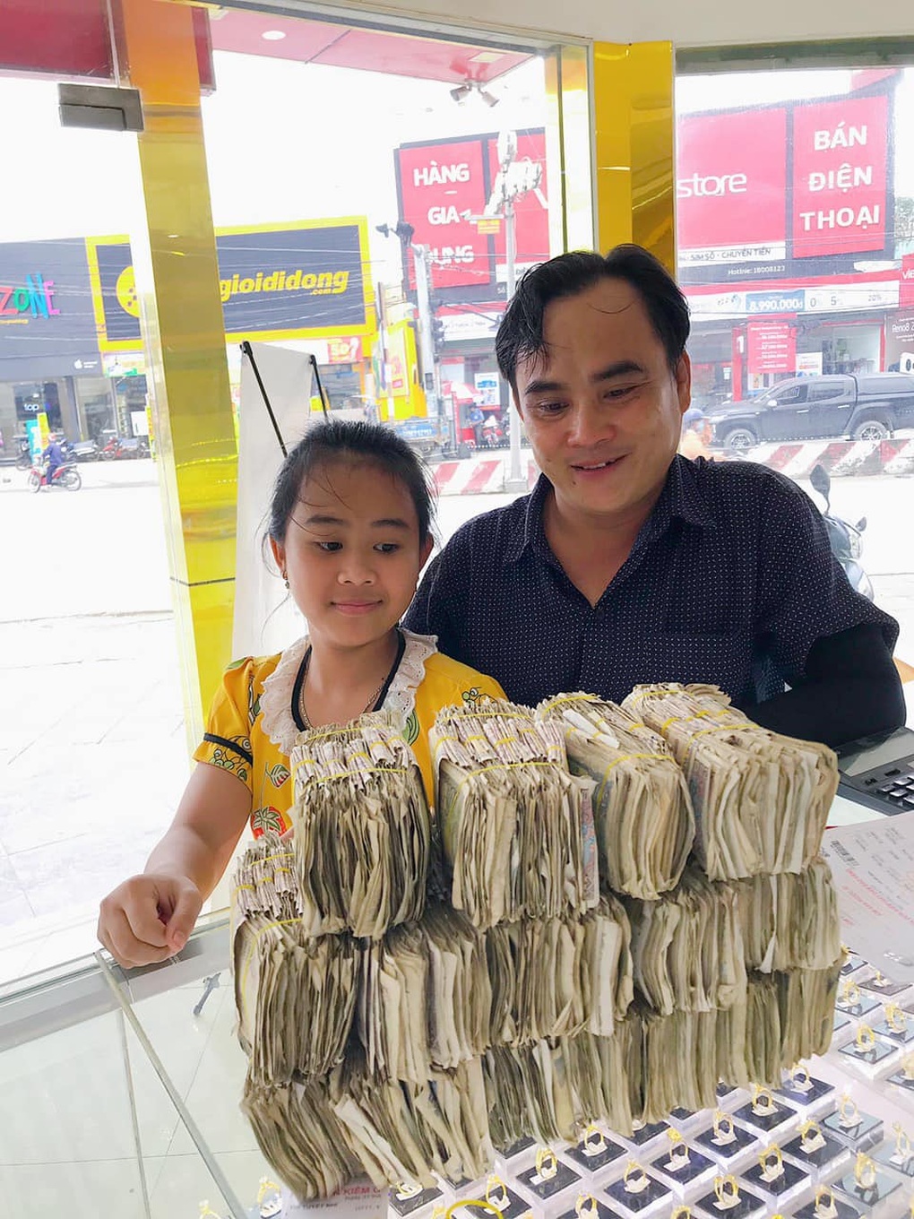 Chuyện xúc động sau vụ em bé mang 6 kg tiền lẻ mua vàng tặng cha - 2 Chuyện xúc động sau vụ em bé mang 6 kg tiền lẻ mua vàng tặng cha - 2