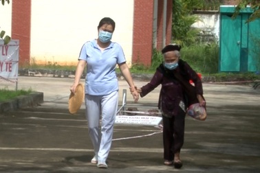 Cụ bà 96 tuổi khỏi bệnh Covid-19, 7 người thân vẫn đang điều trị