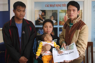 Một bạn đọc ủng hộ bé 11 tháng tuổi 30 triệu đồng để phẫu thuật tim