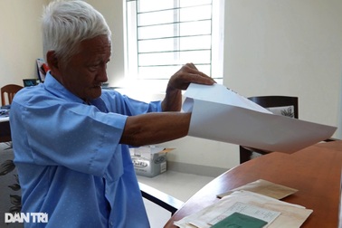 Giây phút người thân nhận lại kỷ vật của cán bộ đi B