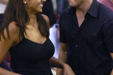 Vợ Matt Damon sinh con gái