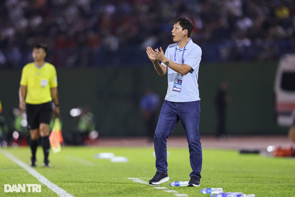 HLV Kim Sang Sik: Tôi mong chấn thương của Hoàng Đức không nghiêm trọng - 1 HLV Kim Sang Sik: Tôi mong chấn thương của Hoàng Đức không nghiêm trọng - 1