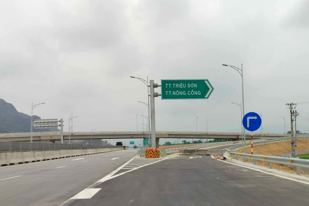 Tài xế bất bình vì 2 nút giao cao tốc Mai Sơn - Quốc lộ 45 bất ngờ bị đóng - 2 Tài xế bất bình vì 2 nút giao cao tốc Mai Sơn - Quốc lộ 45 bất ngờ bị đóng - 2