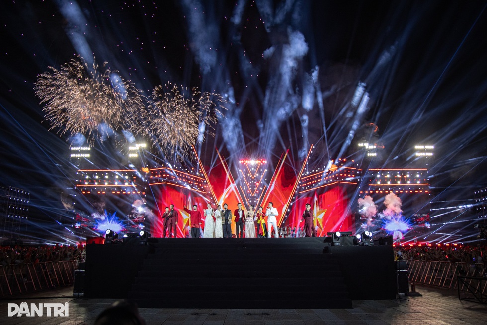 Hơn 50.000 khán giả hoà  nhịp đập yêu nước cùng concert Tổ quốc trong tim - 14